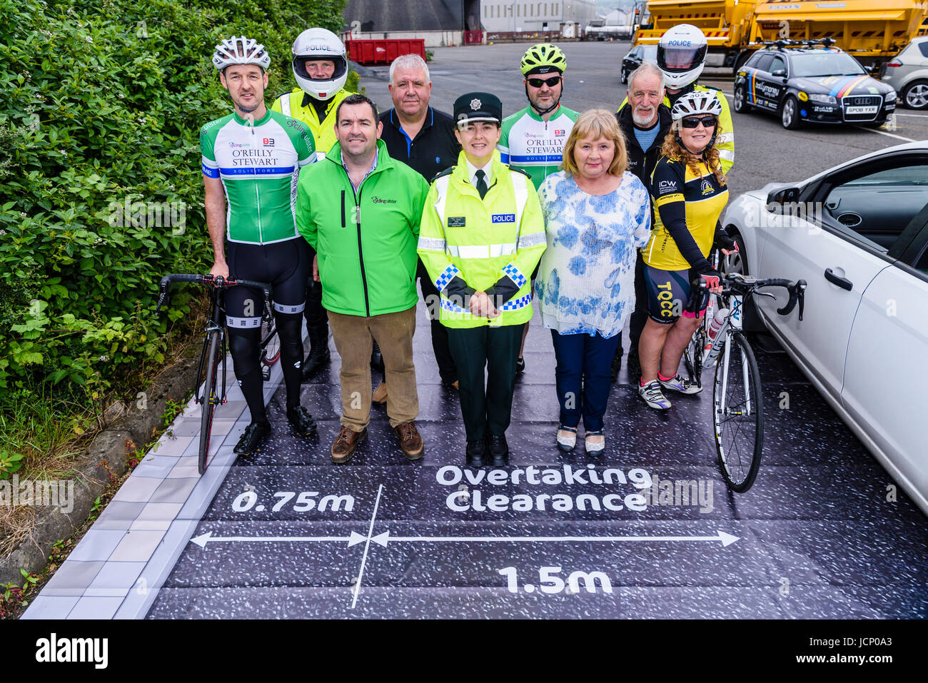 Belfast, Irlanda del Nord. 16/06/2017 - PSNI e ciclismo Ulster lancio campagna di sicurezza stradale, raccontando gli automobilisti come sorpassare i ciclisti in condizioni di sicurezza Foto Stock