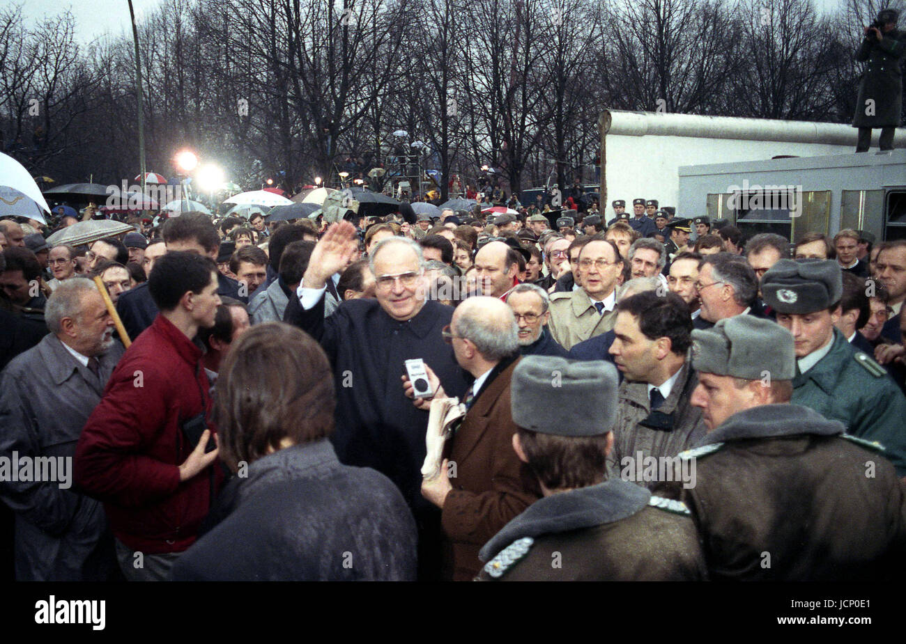 FILE - Il cancelliere tedesco Helmut Kohl onde durante la fase di apertura della Porta di Brandeburgo a Berlino, Germania, 22 dicembre 1989. Helmut Kohl è morto venerdì, 16 giugno 2017. Egli è stato 87. Foto: Peer Grimm/dpa Foto Stock