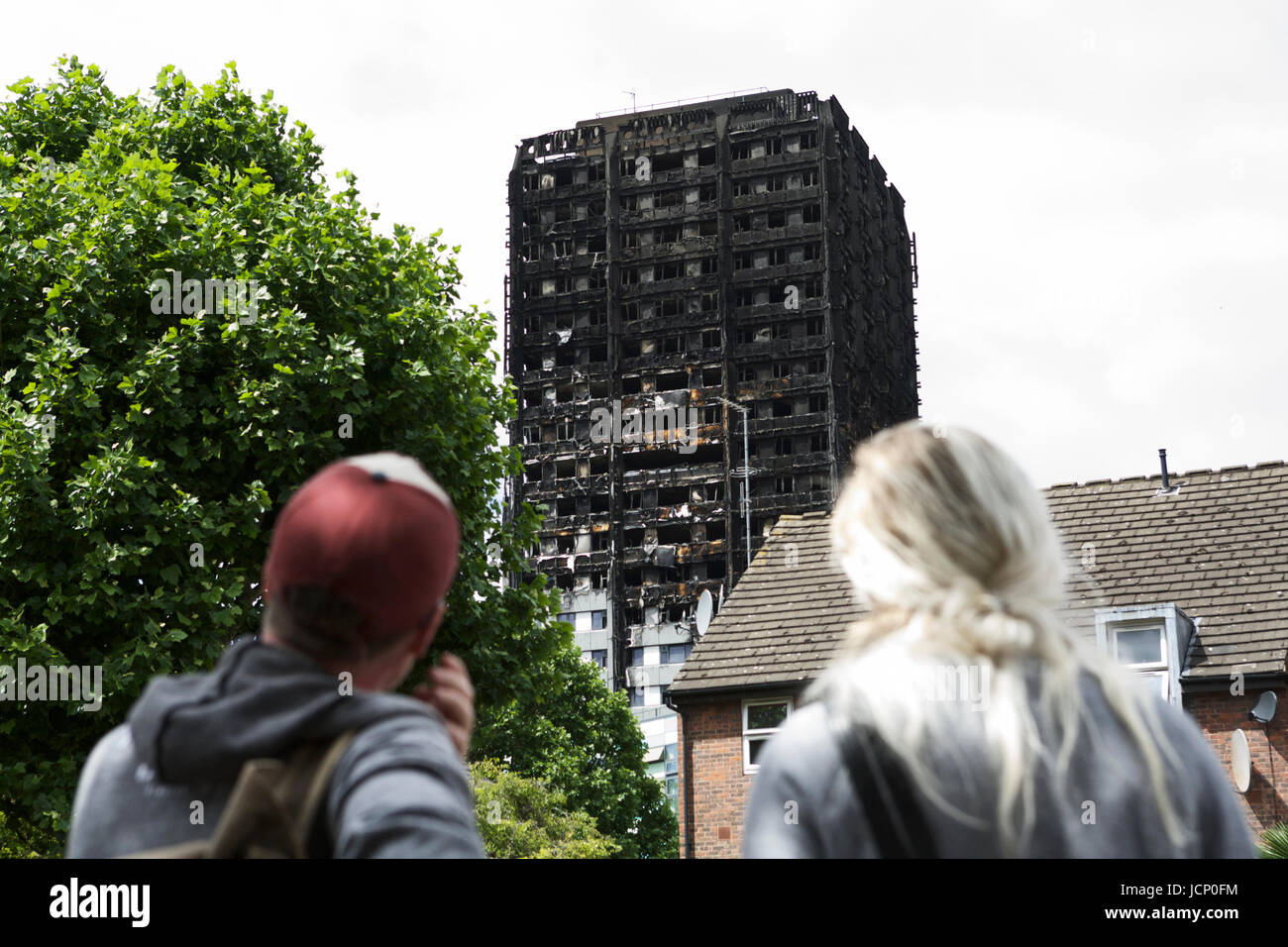 Londra, Regno Unito. 16 Giugno, 2017. La torre Grenfell disastro, nella zona ovest di Londra. Una storia di 24 edificio residenziale distrutto da un incendio. Alloggi sociali, alloggi sociali station wagon, blocco a torre di Londra, Tower blocco uk, alto luogo cladding, regolamenti edili uk, dai regolamenti in materia di costruzione nel Regno Unito. Blocco a torre di fuoco. Foto Stock