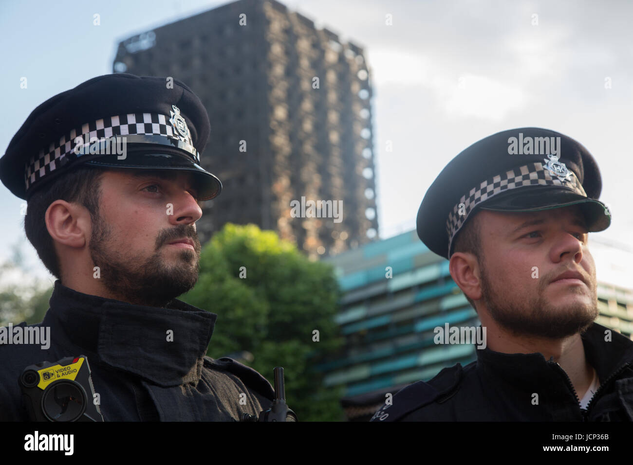 Londra, Regno Unito. 16 Giugno, 2017. Supporto di polizia protezione nella parte anteriore del guscio di Grenfell torre come le persone chiedono giustizia per coloro che sono stati colpiti dal fuoco che i pesci eviscerati Grenfell Tower, una torre residenziale blocco nel west Lodon. Credito: Thabo Jaiyesimi/Alamy Live News Foto Stock