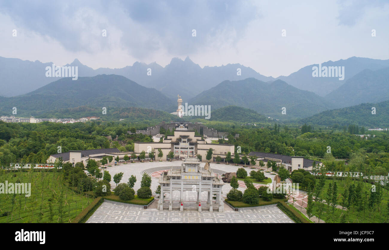 Hefei. Il 15 giugno, 2017. Foto aerea adottate il 15 giugno 2017 illustra il Monte Jiuhua, est cinese della provincia di Anhui. Il monte Jiuhua è conosciuto come uno dei quattro monti sacri del buddismo cinese. Credito: Guo Chen/Xinhua/Alamy Live News Foto Stock
