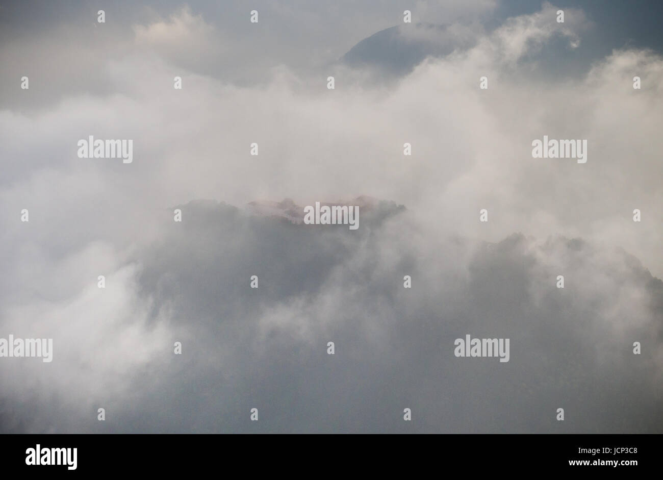 Hefei. Il 15 giugno, 2017. Foto aerea adottate il 15 giugno 2017 illustra il Monte Jiuhua, est cinese della provincia di Anhui. Il monte Jiuhua è conosciuto come uno dei quattro monti sacri del buddismo cinese. Credito: Guo Chen/Xinhua/Alamy Live News Foto Stock