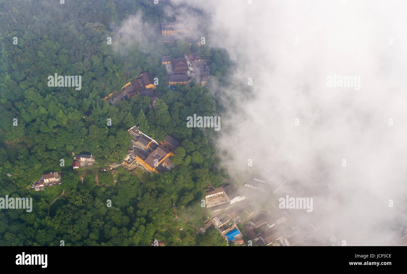 Hefei. Il 15 giugno, 2017. Foto aerea adottate il 15 giugno 2017 illustra il Monte Jiuhua, est cinese della provincia di Anhui. Il monte Jiuhua è conosciuto come uno dei quattro monti sacri del buddismo cinese. Credito: Guo Chen/Xinhua/Alamy Live News Foto Stock