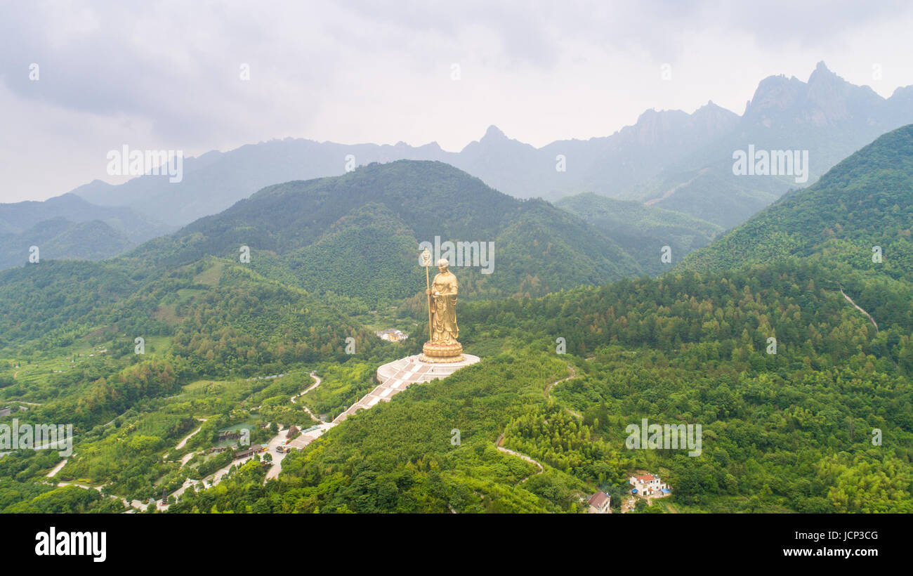 Hefei. Il 15 giugno, 2017. Foto aerea adottate il 15 giugno 2017 illustra il Monte Jiuhua, est cinese della provincia di Anhui. Il monte Jiuhua è conosciuto come uno dei quattro monti sacri del buddismo cinese. Credito: Guo Chen/Xinhua/Alamy Live News Foto Stock