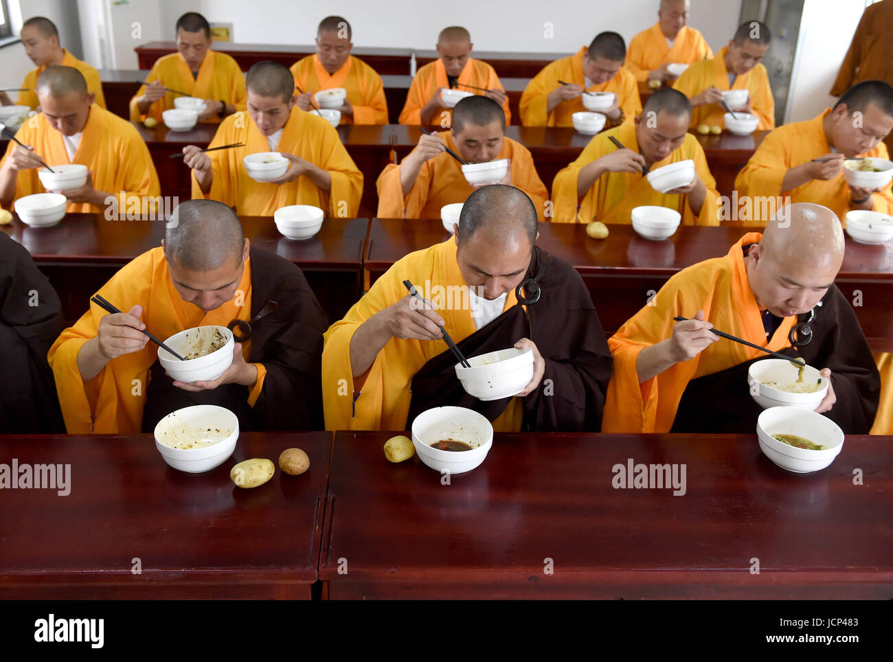Hefei, cinese della provincia di Anhui. Il 15 giugno, 2017. I monaci hanno il loro pranzo presso il monte Jiuhua Buddha College, est cinese della provincia di Anhui, 15 giugno 2017. Il monte Jiuhua Buddha College è stato fondato nel 1990. Credito: Guo Chen/Xinhua/Alamy Live News Foto Stock