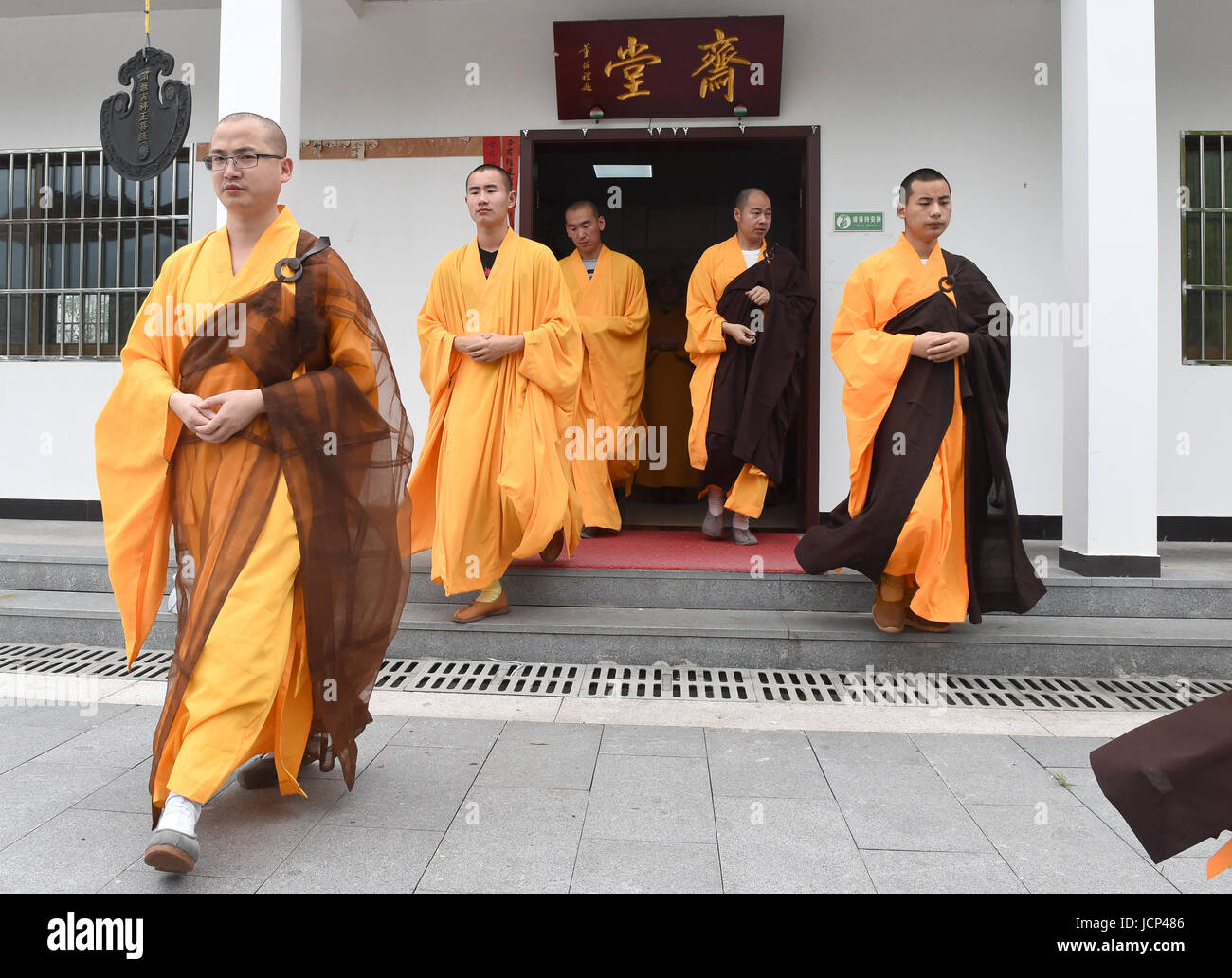 Hefei, cinese della provincia di Anhui. Il 15 giugno, 2017. I monaci a piedi al di fuori della sala da pranzo presso il monte Jiuhua Buddha College, est cinese della provincia di Anhui, 15 giugno 2017. Il monte Jiuhua Buddha College è stato fondato nel 1990. Credito: Guo Chen/Xinhua/Alamy Live News Foto Stock