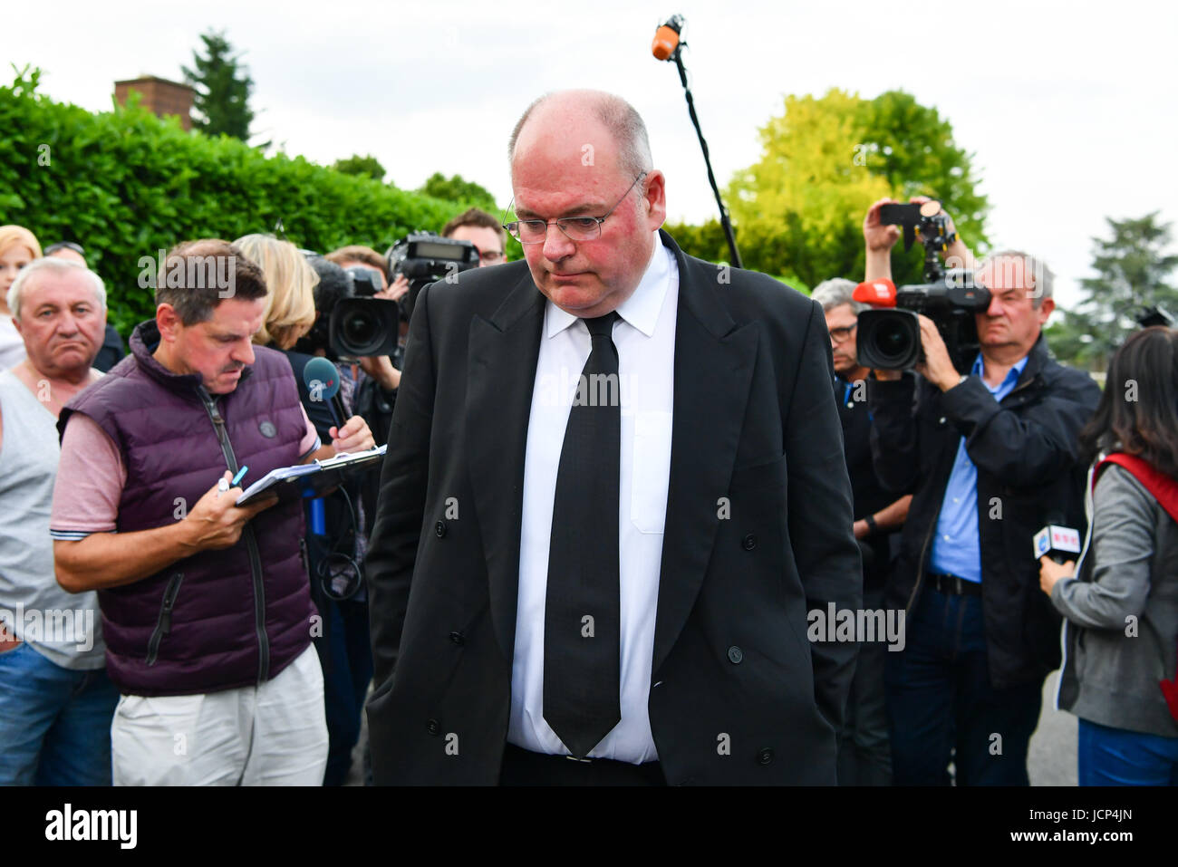 Oggersheim, Germania. 16 Giugno, 2017. Walter Kohl, figlio dell'ex cancelliere tedesco Helmut Kohl, esce dalla residenza di suo padre dopo la morte di Helmut Kohl è stato reso pubblico in Oggersheim, Germania, 16 giugno 2017. Helmut Kohl morì all'età di 87 il 16 giugno 2017. Foto: Uwe Anspach/dpa/Alamy Live News Foto Stock