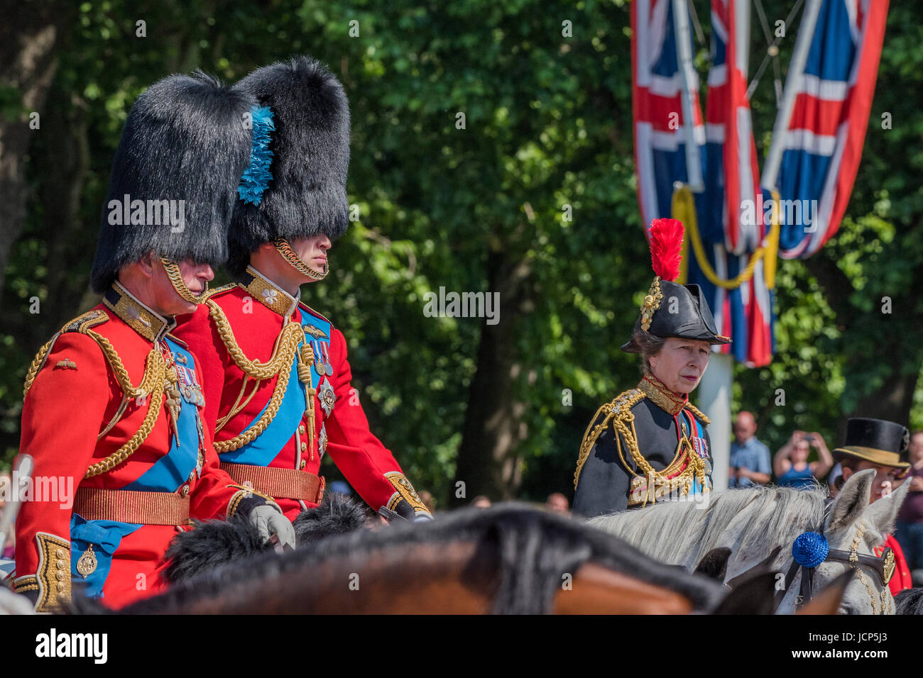 Londra, Regno Unito. 17 Giugno, 2017. Il principe Charles, Principe William e Princess Anne - Trooping il colore dalle guardie irlandese sulla regina il compleanno Parade. La regina è di colore "Trooped" davanti a Sua Maestà la Regina e tutti i Royal colonnelli. Sua Altezza Reale il Duca di Cambridge prende il colonnello della revisione per la prima volta sulla sfilata delle Guardie a Cavallo in sella al suo cavallo Wellesley. Le guardie irlandesi sono condotti fuori dalla loro famosa mascotte wolfhound Domhnall e più di un migliaio di famiglia soldati divisione compiono il loro dovere cerimoniali. Credito: Guy Bell/Alamy Live News Foto Stock