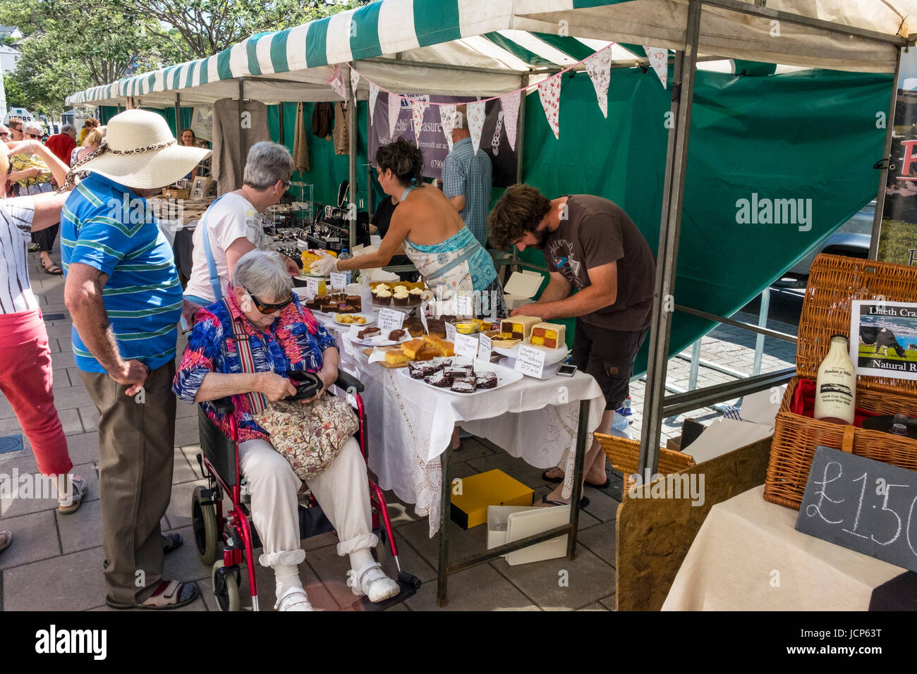 Aberystwyth, Wales, Regno Unito. 17 Giugno 2017.splendida estate di sole e temperature elevate portano fuori una folla di acquirenti per la regolare mercato agricolo in Aberystwyth. Foto Stock