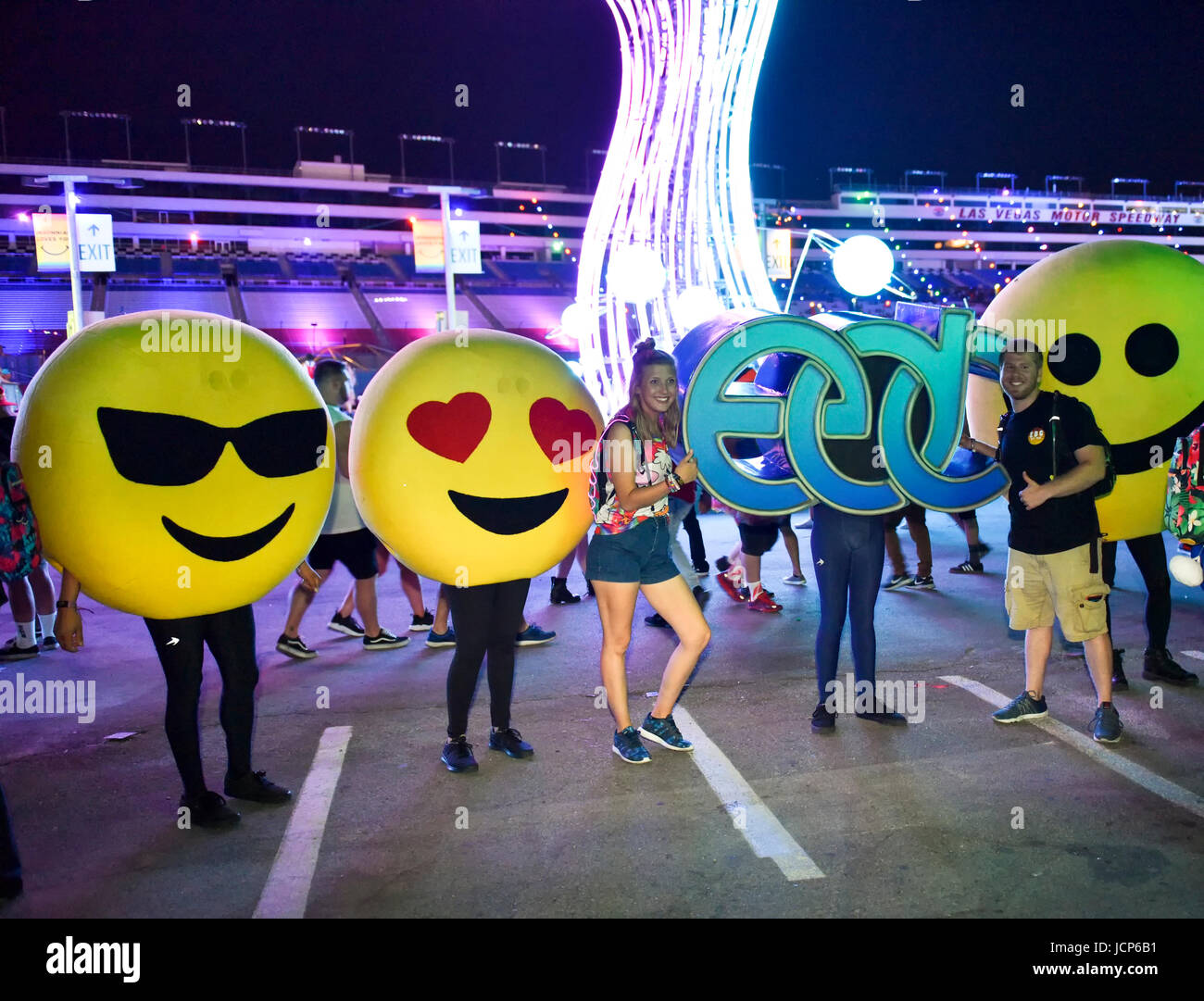 Las Vegas, Nevada, 16 Giugno 2017 - i frequentatori del Festival godendo di EDC Las Vegas - Photo credit: Ken Howard Immagini/Alamy Live News Foto Stock