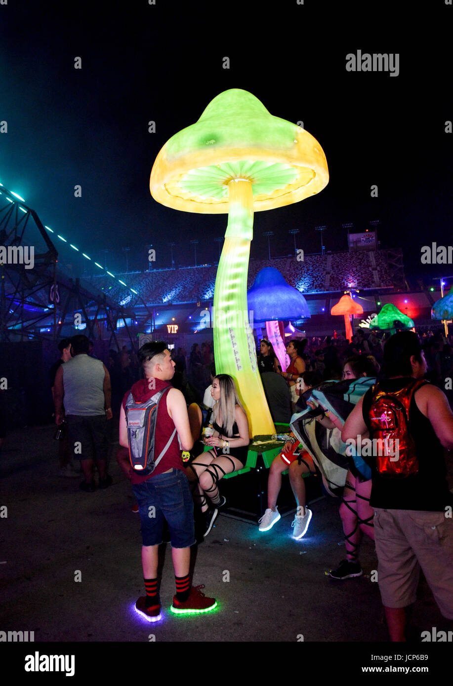 Las Vegas, Nevada, 16 Giugno 2017 - i frequentatori del Festival godendo di EDC Las Vegas - Photo credit: Ken Howard Immagini/Alamy Live News Foto Stock