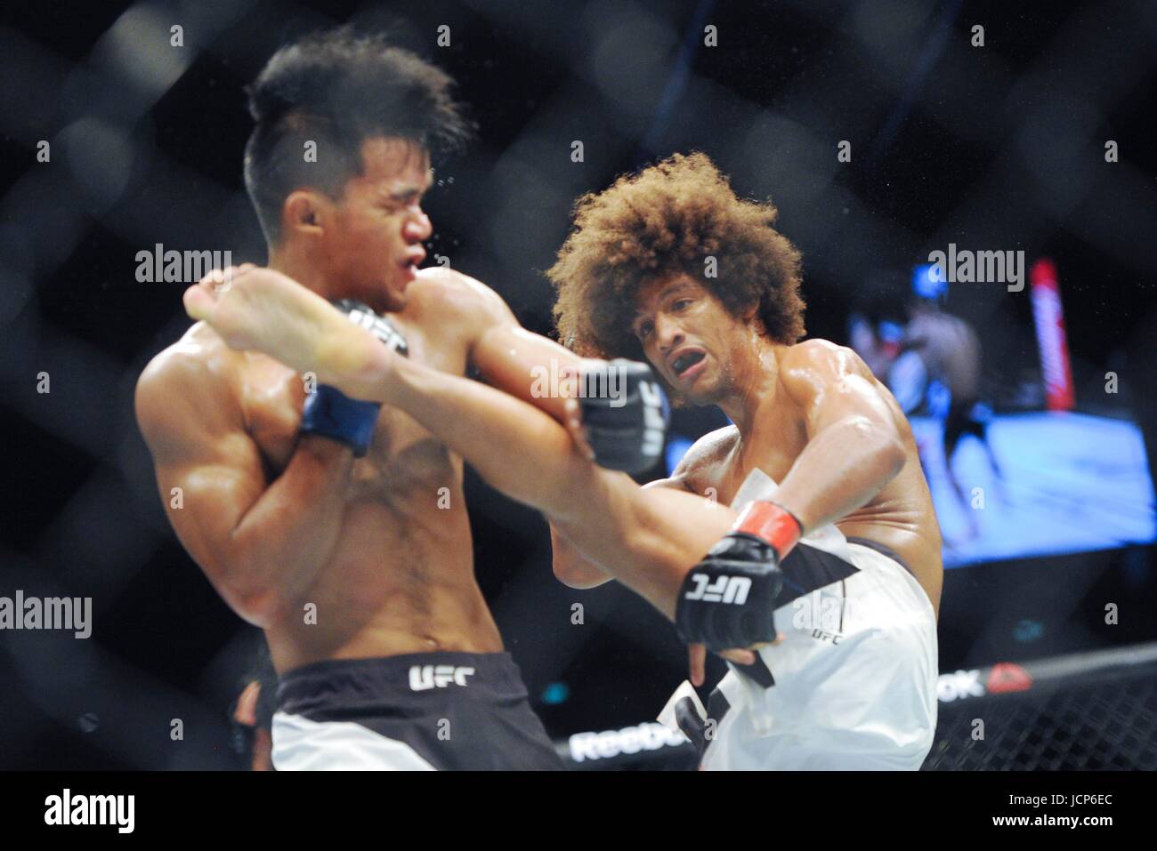 Singapore. 17 Giugno, 2017. Degli Stati Uniti Alex Caceres (R) con vies Filippine " Rolando Dy durante l'UFC Fight Night tenutasi a Singapore Indoor Stadium il 17 giugno 2017. Credito: Quindi Chih Wey/Xinhua/Alamy Live News Foto Stock