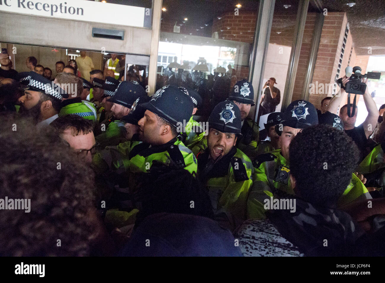 Londra, Regno Unito. 16 Giugno, 2017. Migliaia di persone ancora affranti dal dolore hanno marciato da Latimer Road Kensington Town Hall, ad esigere alcune risposte al terribile Grenfell Torre fire. Credito: Sebastian Remme/Alamy Live News Foto Stock