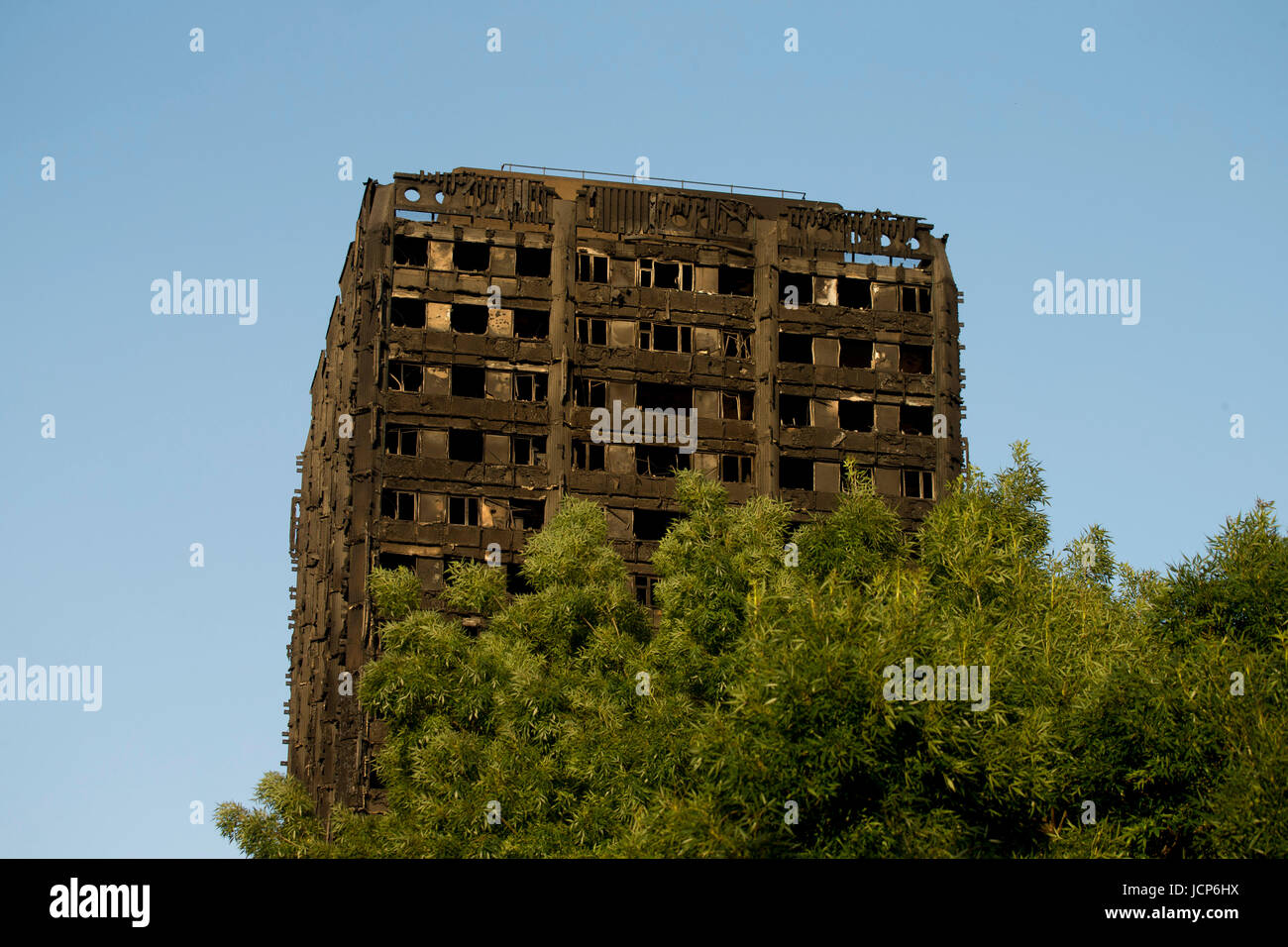 Londra, Regno Unito. 16 Giugno, 2017. Volontari e polizia a Grenfell torre nella zona ovest di Londra dopo un incendio di grandi dimensioni. Credito: Sebastian Remme/Alamy Live News Foto Stock