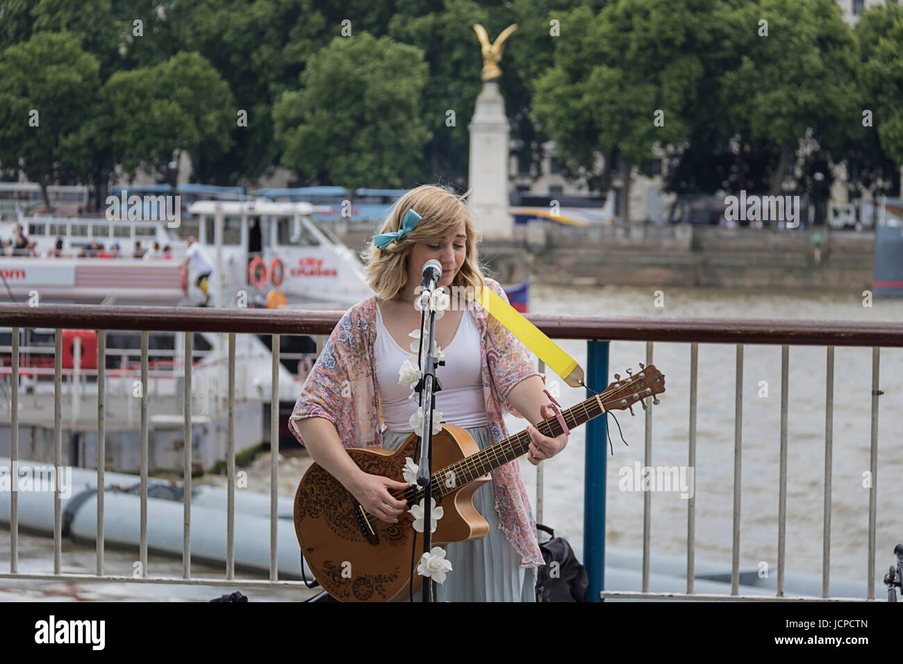 Charlotte Cambell cantare a Londra vicino al Fiume Tamigi Foto Stock