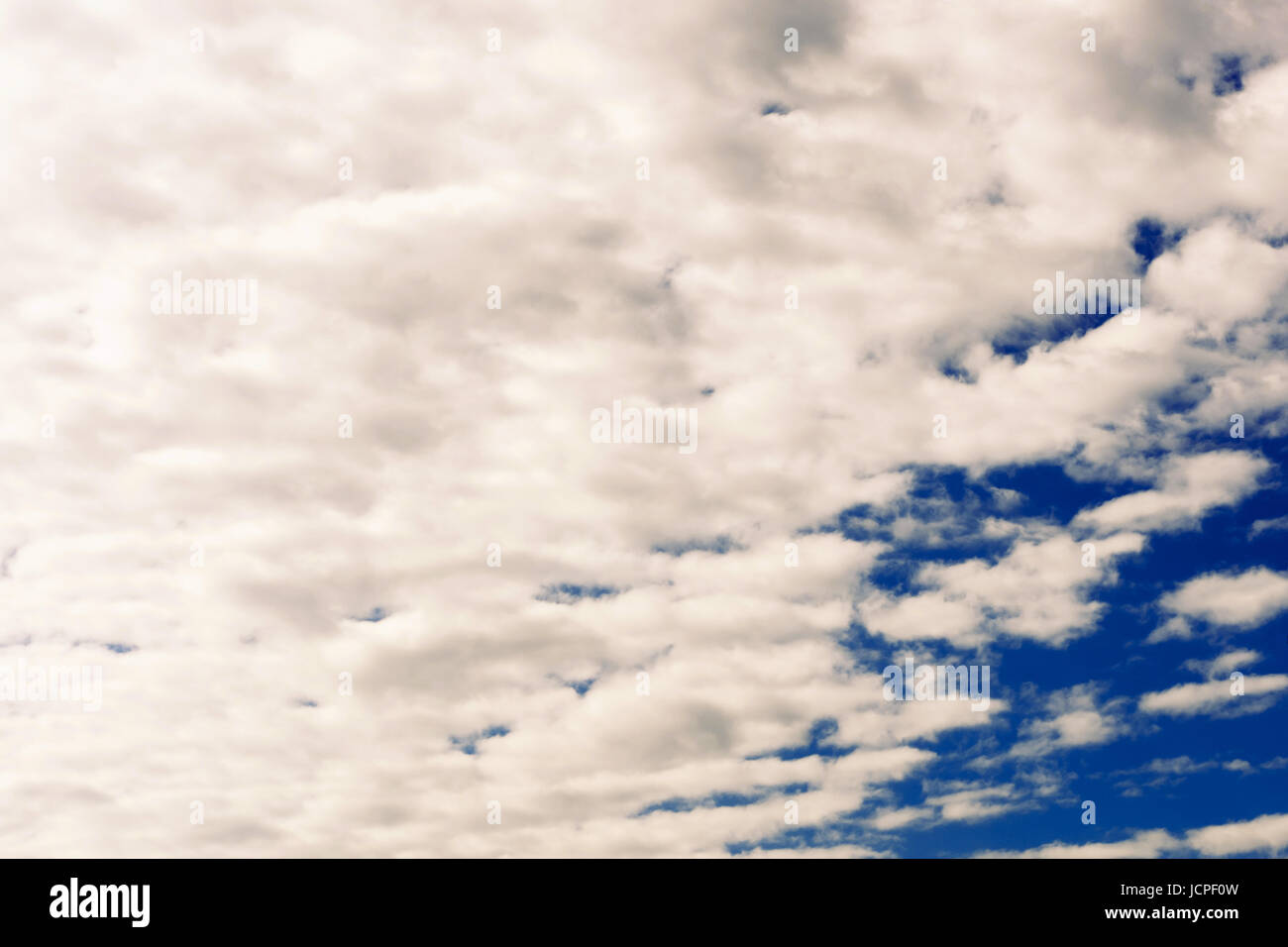 Nuvoloso blu grigio primavera ed estate cielo naturale sfondo panoramico Foto Stock