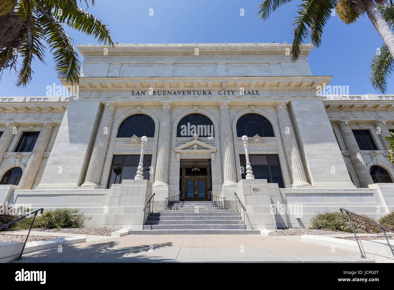 Ventura, California, Stati Uniti d'America - 11 Giugno 2017: la facciata anteriore della Ventura municipio edificio. Foto Stock