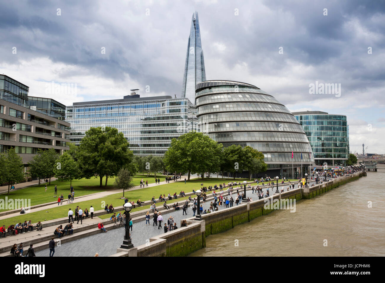 UK, Londra, Southwark, Shard sopra Potters Field Park e Municipio dal Tower Bridge Foto Stock