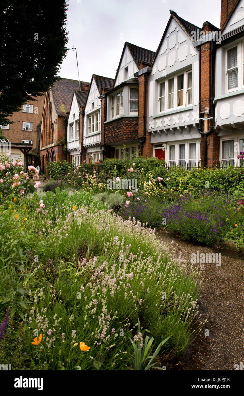 Regno Unito, London Borough, Redcross Way, Croce Rossa giardino, 1887-1890 alloggi sociali stabiliti dalla Octavia Hill Foto Stock