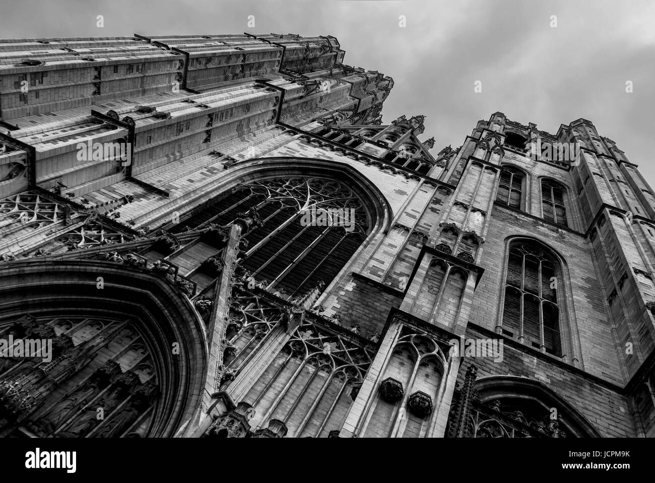 La facciata della cattedrale gotica di San Michele e Santa Gudula in bianco e nero di Bruxelles in Belgio. Foto Stock