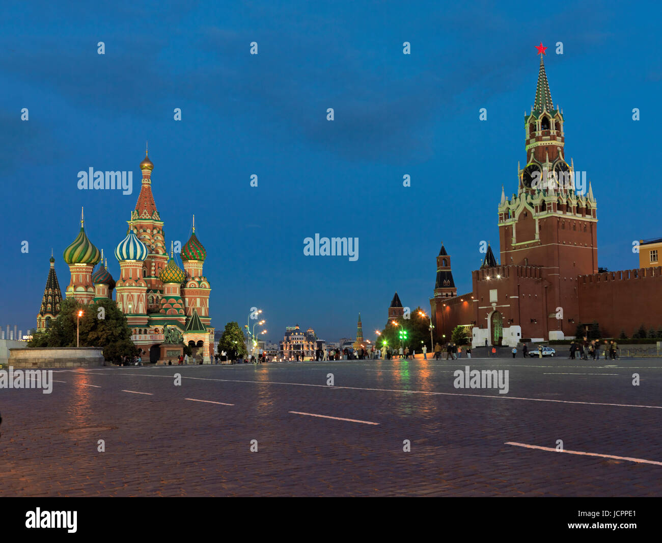 Cattedrale della Intersession, o la Cattedrale di Vasily Beata, Spasskaya Tower, parte della parete del Cremlino, destra, Piazza Rossa di Mosca, Russia, Europ Foto Stock