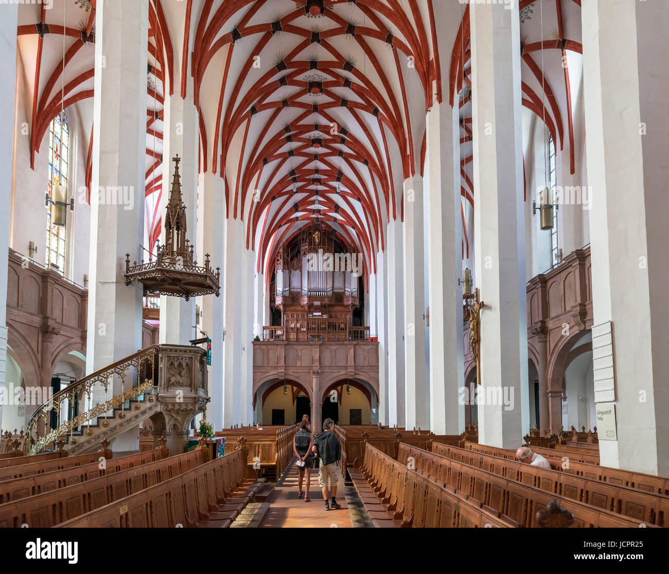 Navata della Thomaskirche (chiesa di San Tommaso) guardando verso l'organo di Bach, Leipzig, in Sassonia, Germania. Bach è servita come cantore della Chiesa per l'ultimo 27 Foto Stock