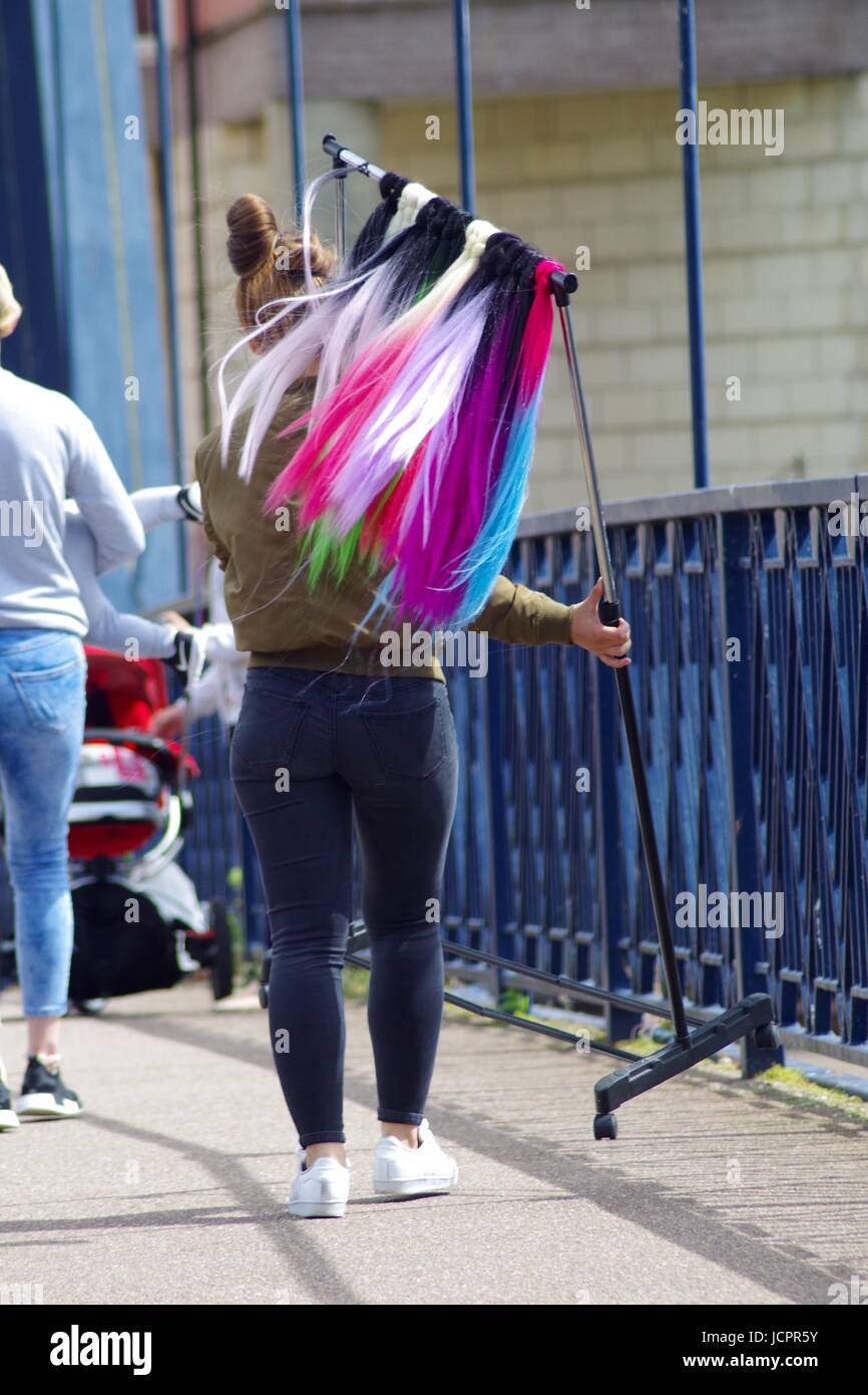 Una Donna Che Porta Una Cremagliera Di Capelli Colorati Interni Su Cricklepit Bridge Exeter Quay Devon Regno Unito Giugno 17 Foto Stock Alamy