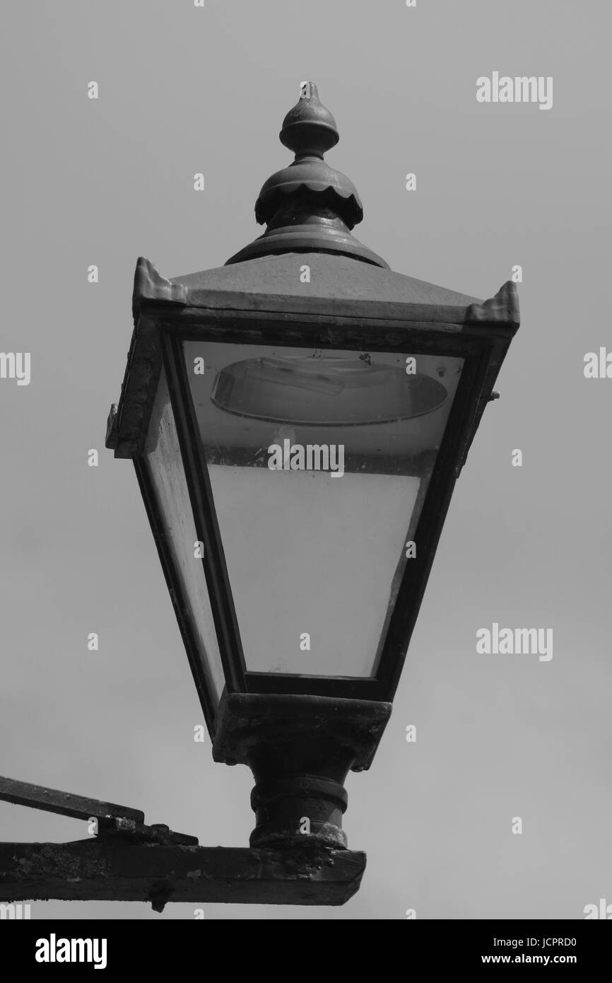 Foto in bianco e nero di una vecchia lampada. Exeter Quay, Devon, Regno Unito. Giugno, 2017. Foto Stock