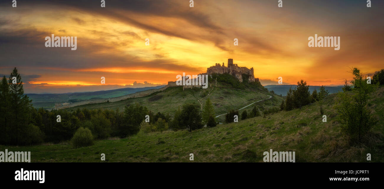 Tramonto spettacolare panorama delle rovine del castello di Spis, in Slovacchia. Castello di Spis, è un monumento nazionale ed uno dei più grandi castelli europei dalla zona. Foto Stock