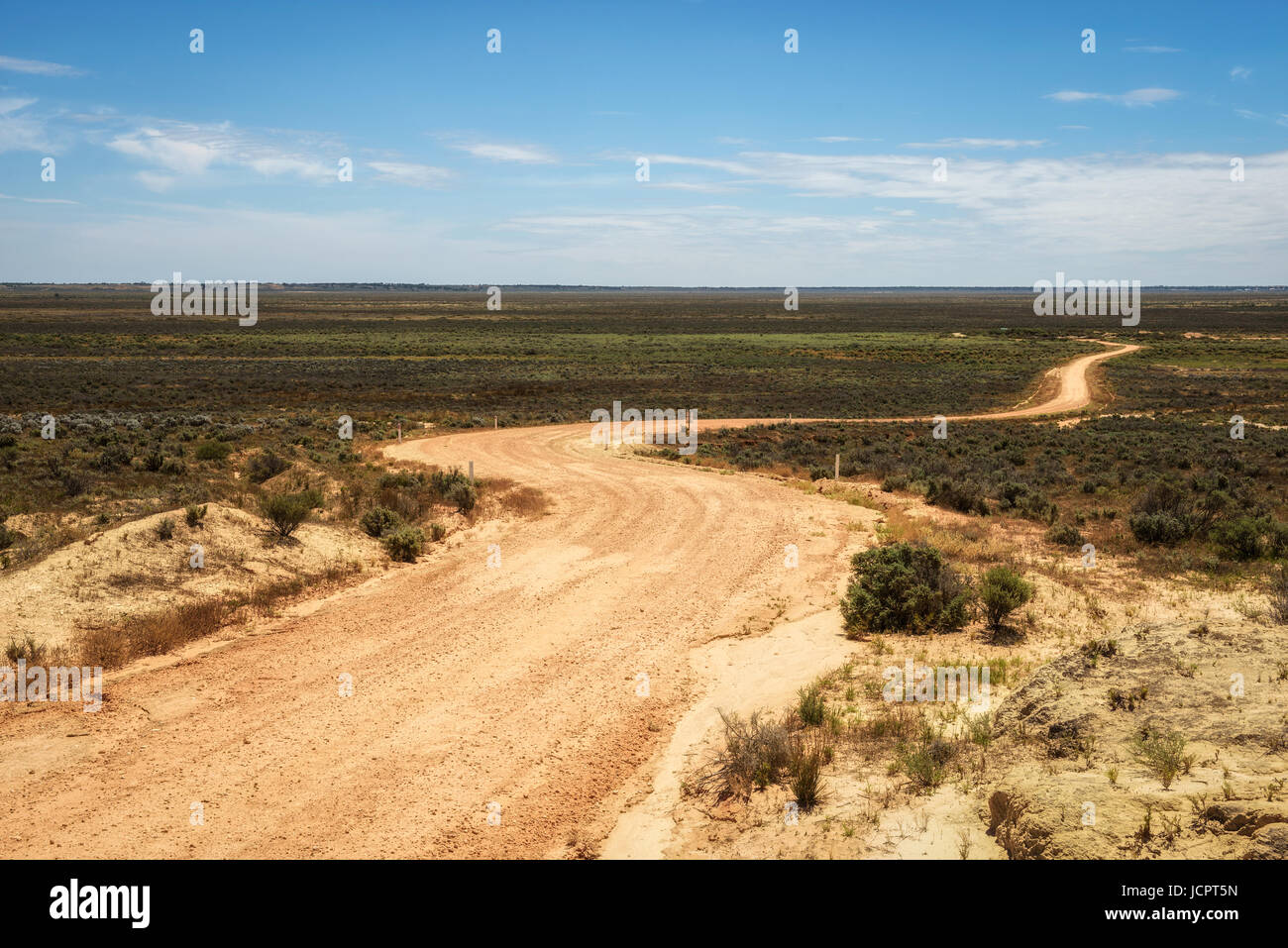 Strada di ghiaia attraverso il Mungo National Park, New South Wales, Australia Foto Stock