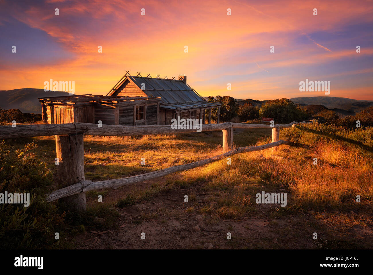 Tramonto al di sopra di Craigs capanna costruita come il set per l'uomo dal fiume nevoso filmato nelle Alpi Vittoriano, Australia Foto Stock