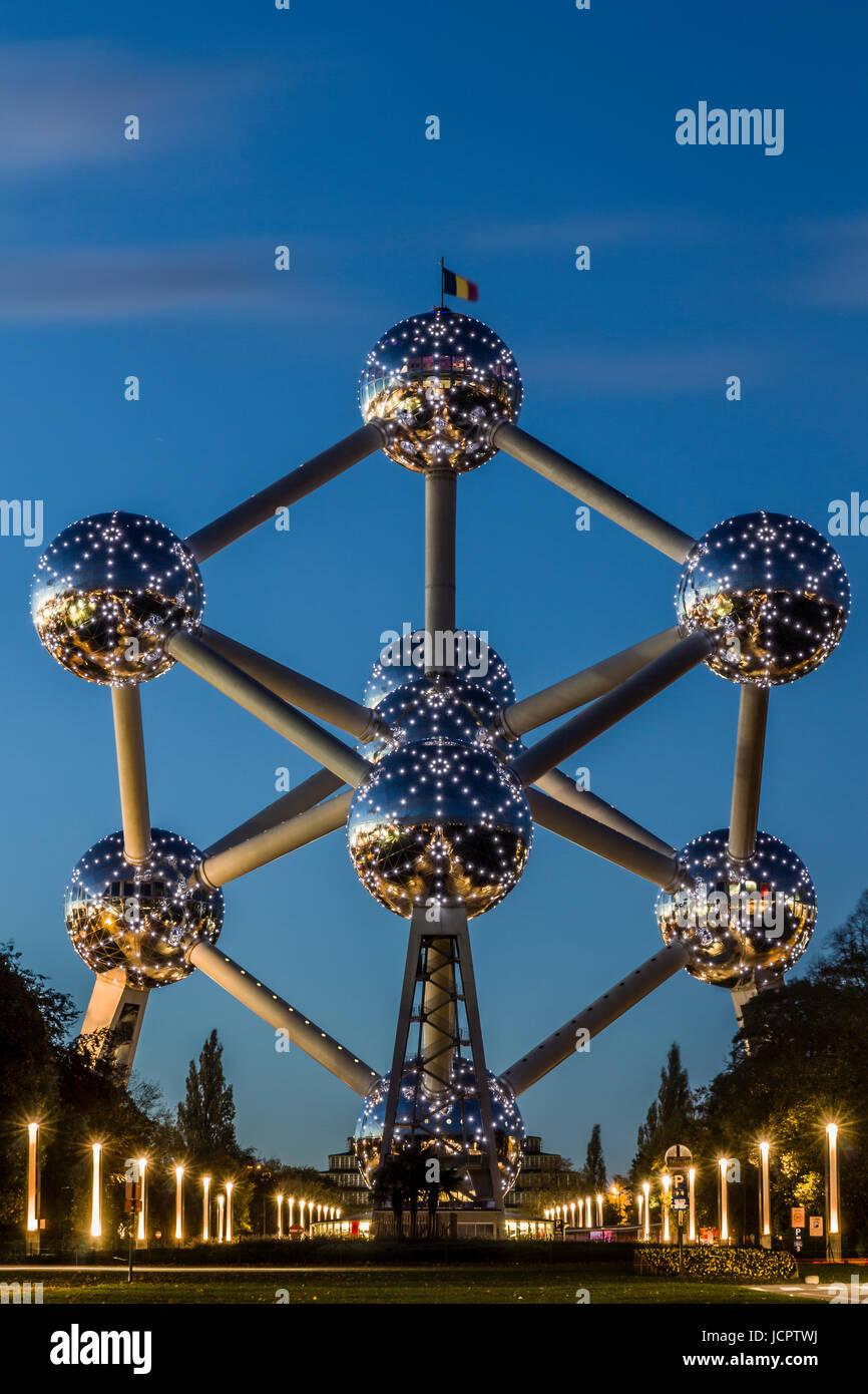 Atomium landmark building al tramonto a Bruxelles, in Belgio. Foto Stock