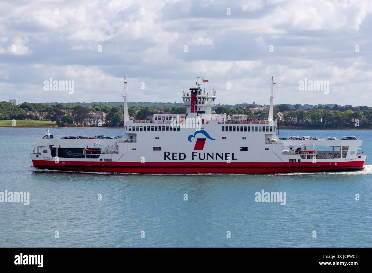 Imbuto Rosso Aquila Rossa roll on roll off auto traghetto dall'Isola di Wight andando verso Southampton Foto Stock