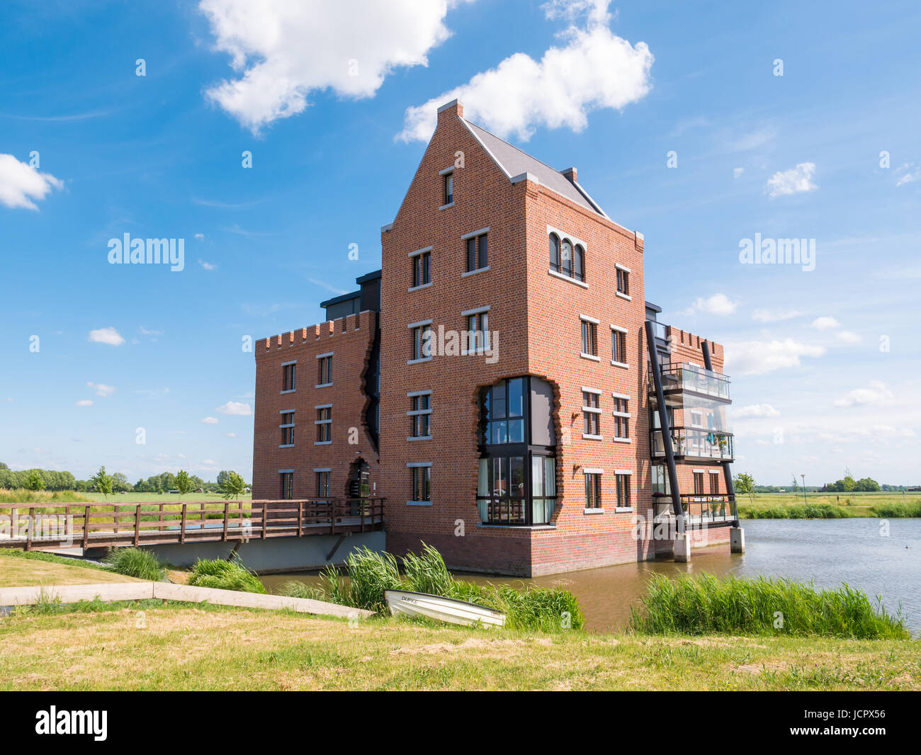 Lungomare moderno edificio di appartamenti in città fortificata di Woudrichem, Brabant, Paesi Bassi Foto Stock