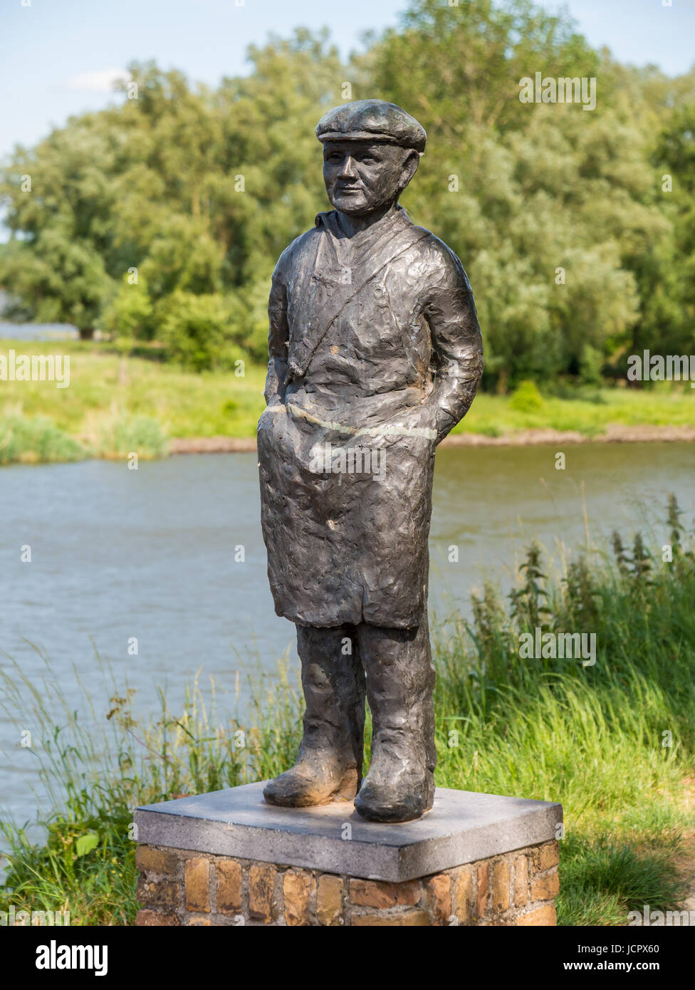Statua del pescatore di salmone sul bastione delle città fortificata Woudrichem e Afgedamde sul fiume Maas, Paesi Bassi Foto Stock