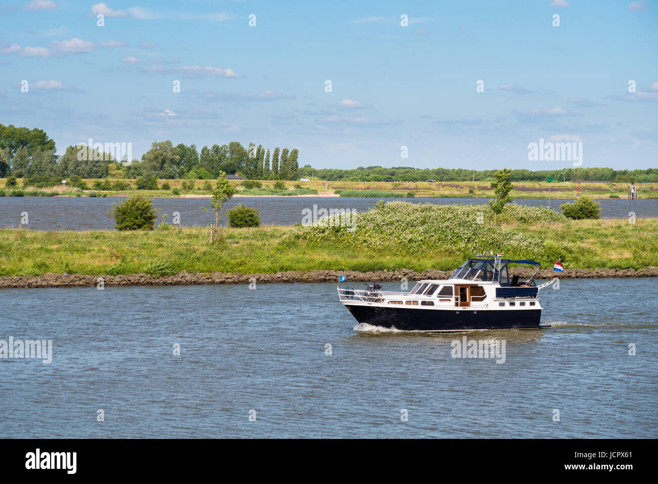 Il motoscafo vela sul fiume Maas Afgedamde e Boven-Merwede vicino a Woudrichem, Paesi Bassi Foto Stock