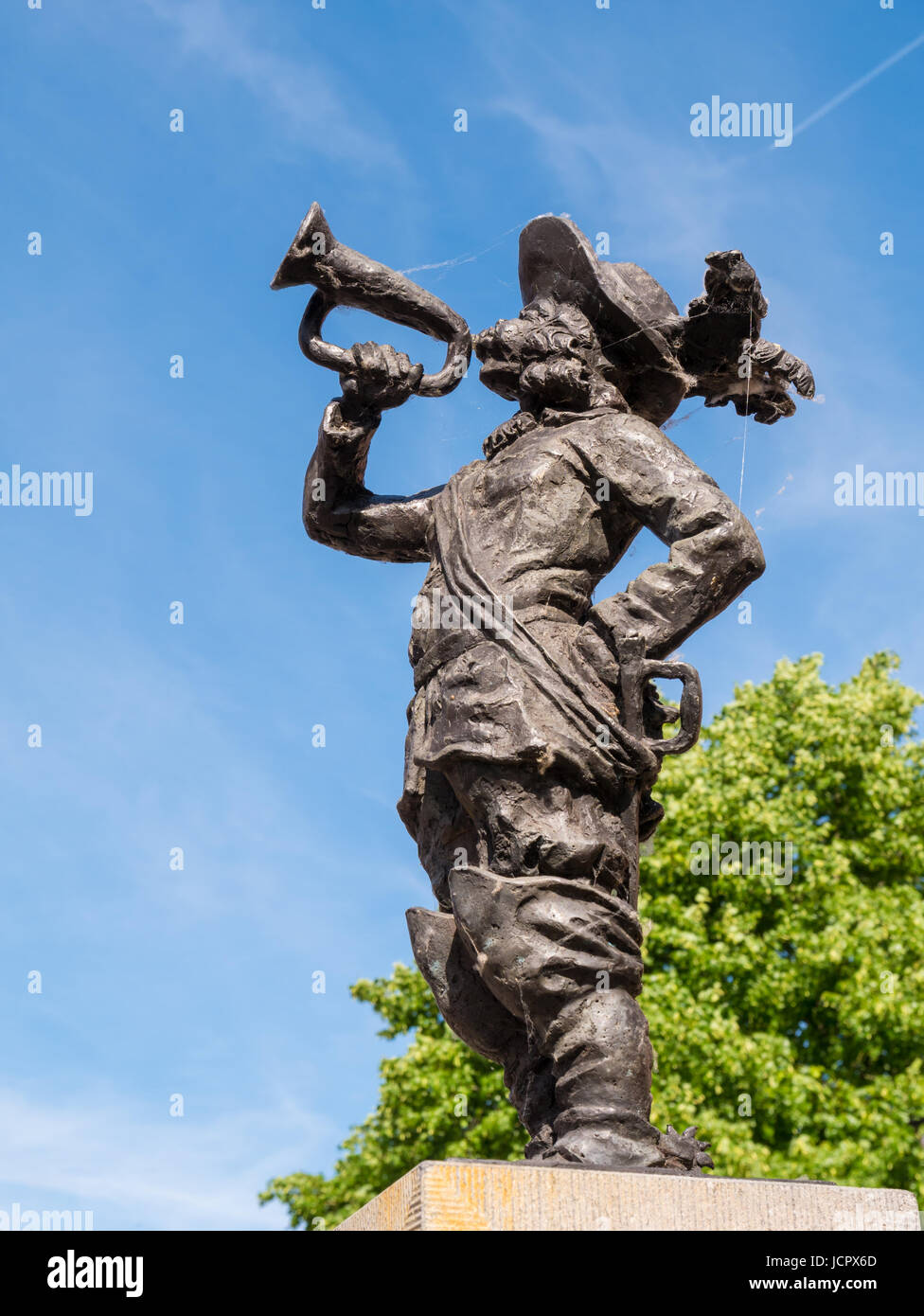 Statua di trumpeter Jan Claesen vicino Arsenaal nella vecchia città fortificata di Woudrichem, Brabant, Paesi Bassi Foto Stock