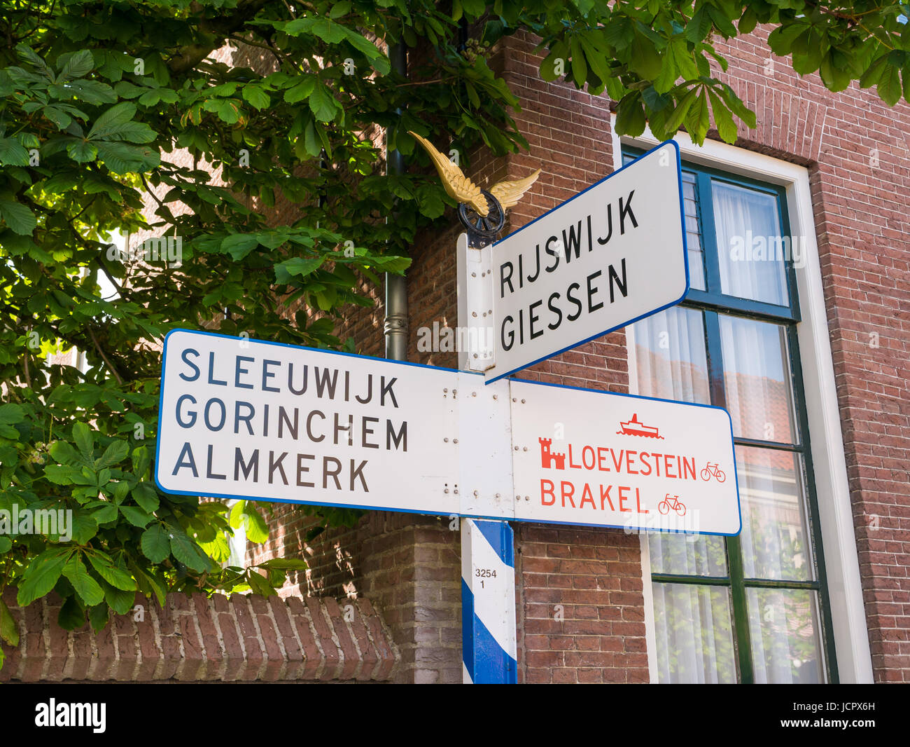 ANWB nostalgico signpost o cartello stradale nella città vecchia di città fortificata Woudrichem, Noord-Brabant, Paesi Bassi Foto Stock