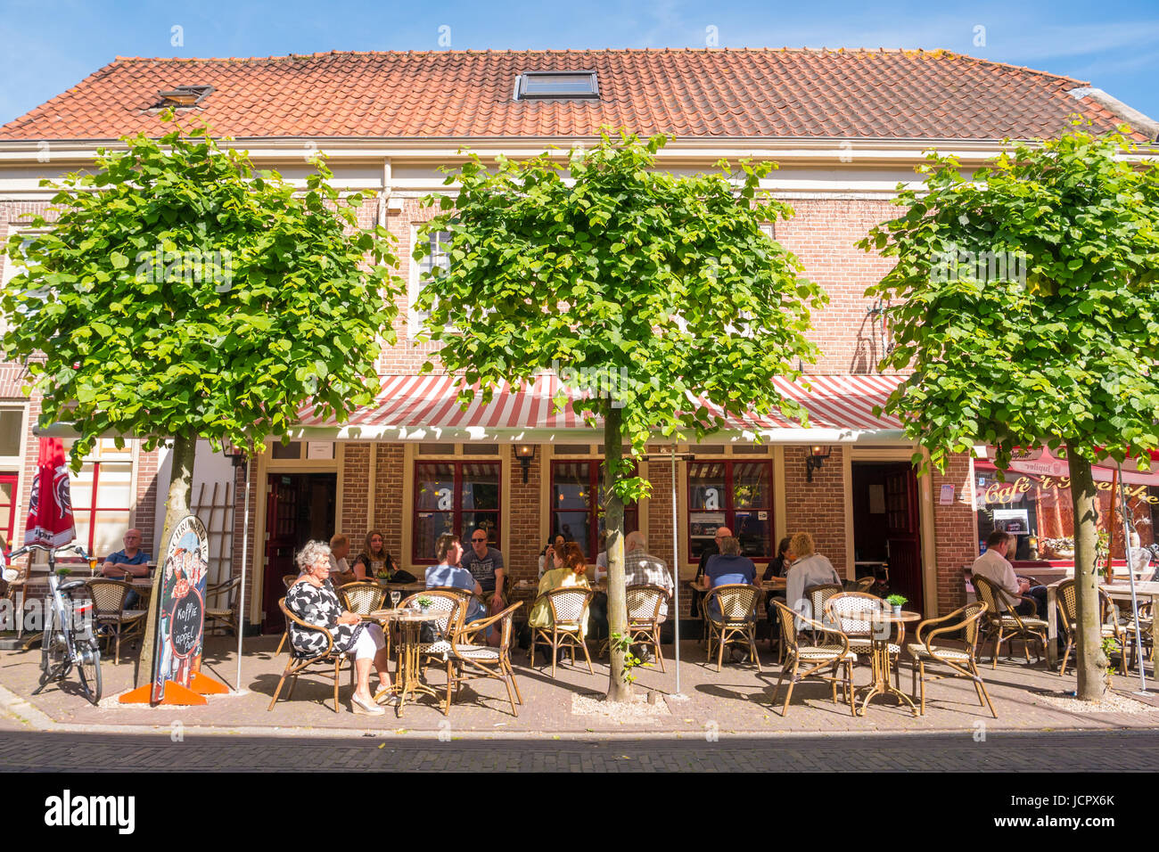 Per coloro che godono di bevande sulla terrazza all'aperto nel centro storico della città fortificata di Woudrichem, Brabant, Paesi Bassi Foto Stock