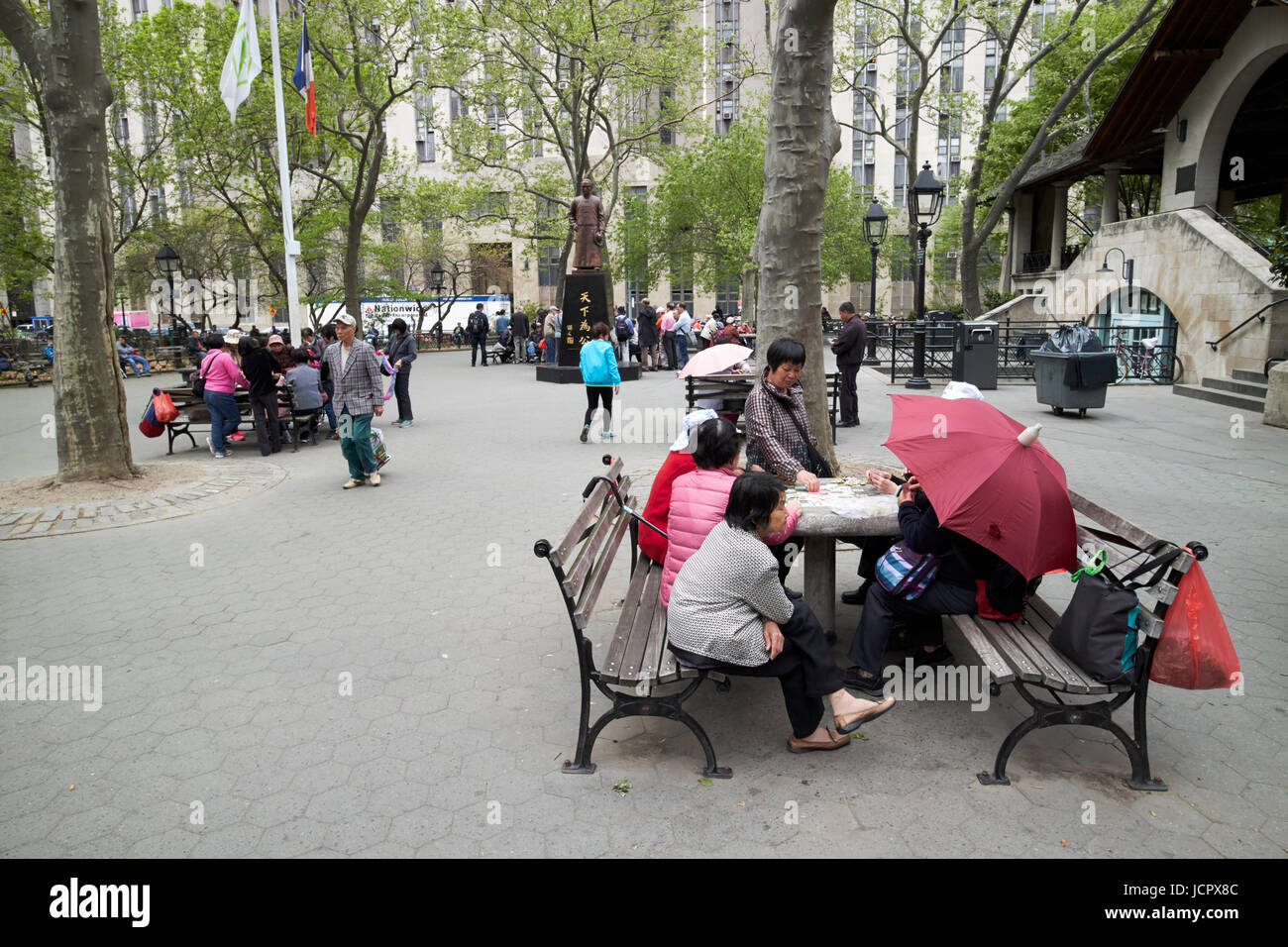 Le persone si radunano per giocare a mahjong, schede e xiangqi scacchi cinesi in Columbus Park chinatown New York City USA Foto Stock