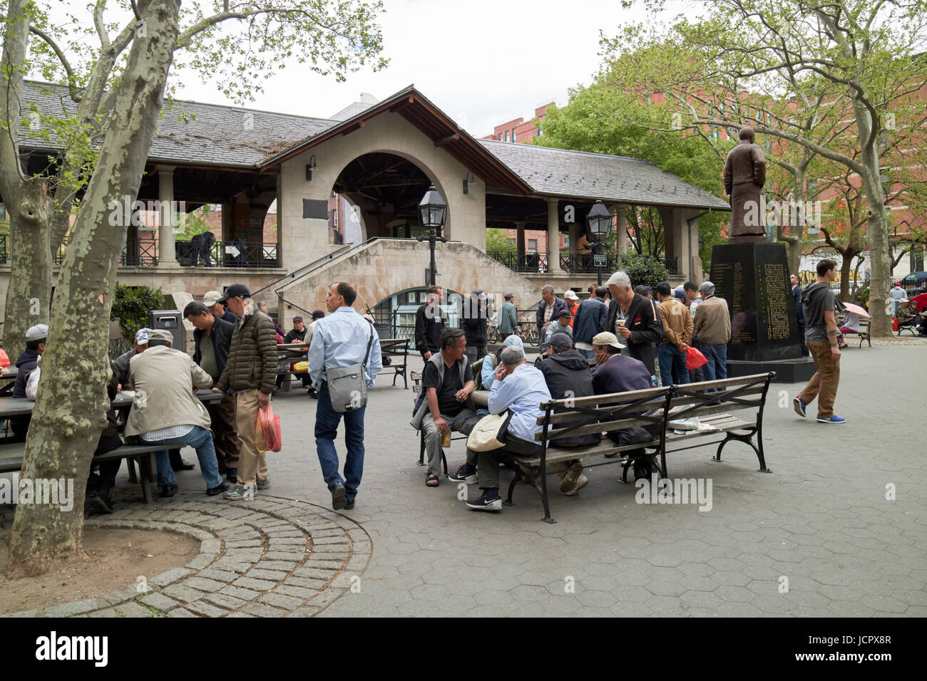 Le persone si radunano per giocare a mahjong, schede e xiangqi scacchi cinesi in Columbus Park chinatown New York City USA Foto Stock