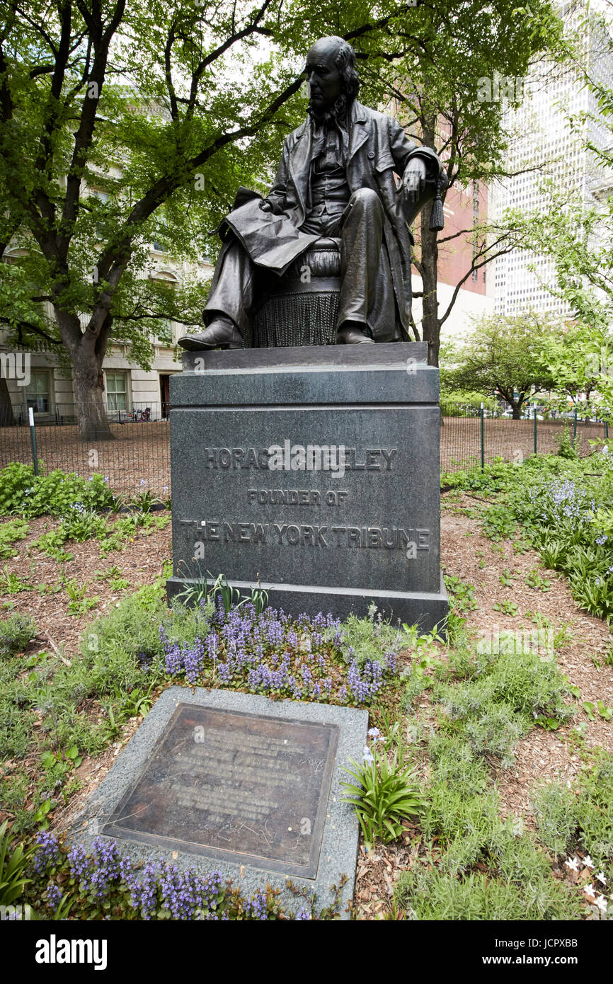 Horace greeley fondatore del new york tribune monumento e Joseph Pulitzer tablet in city hall park civic center di New York City STATI UNITI D'AMERICA Foto Stock