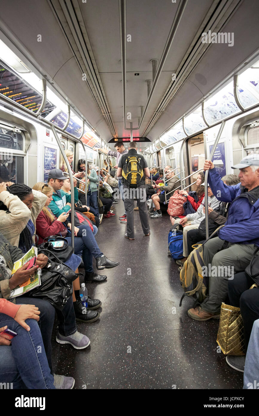 I passeggeri a bordo di trasporto di new york la metropolitana linea C stazione New York City USA Foto Stock