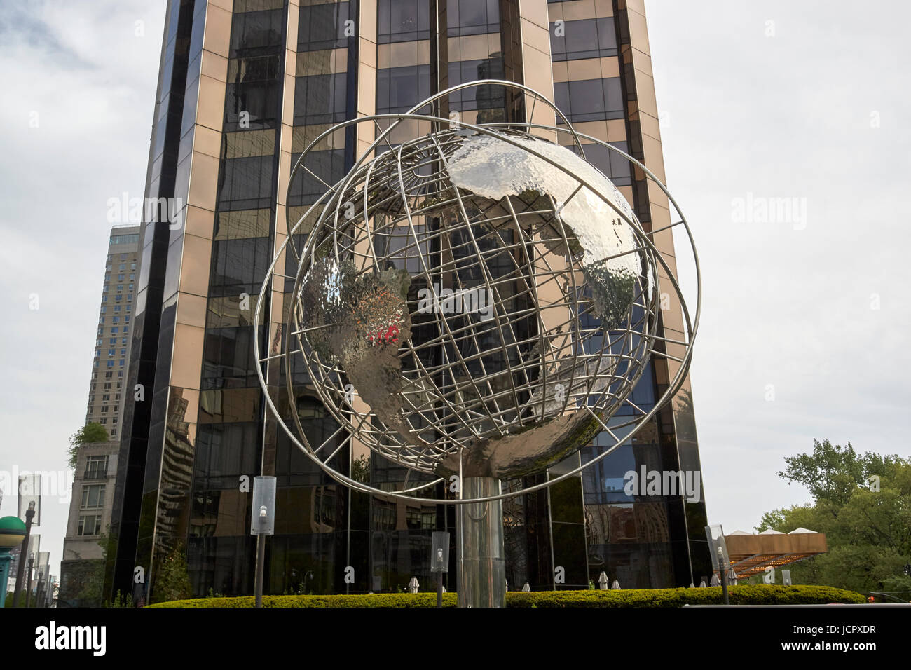 Globo in acciaio scultura davanti al Trump International Hotel and Tower New York City USA Foto Stock