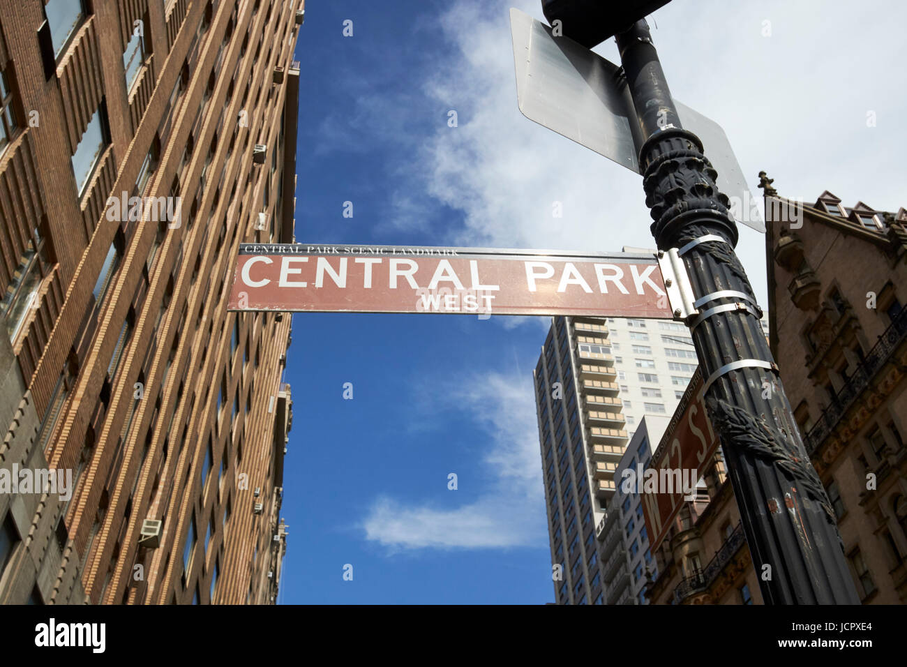 Città strada marrone segno per Central Park West New York City USA Foto Stock