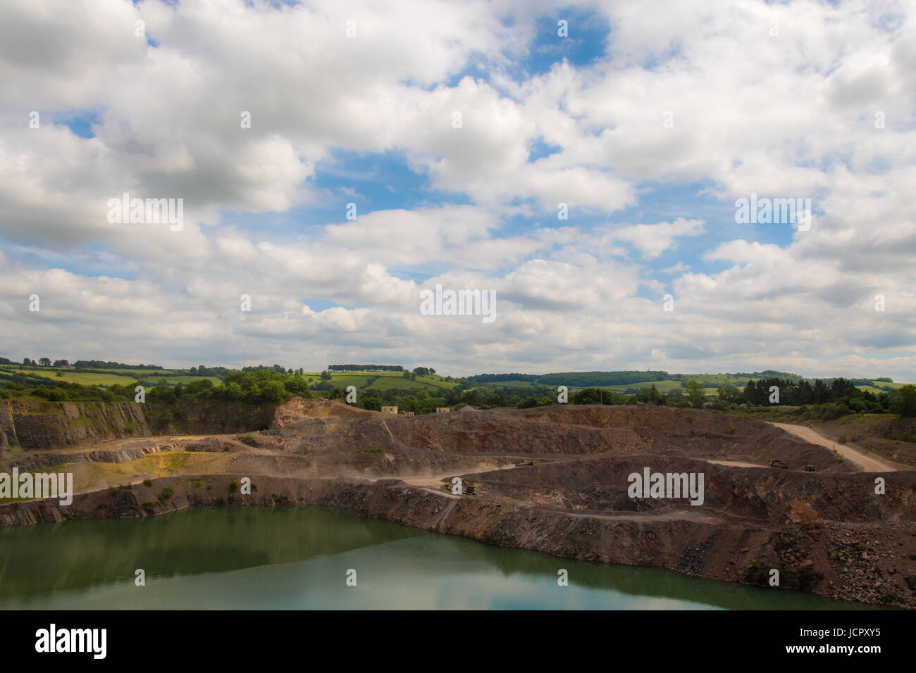 Delle operazioni estrattive a Wick Quarry.macchine impegnate in aggregato calcareo mining vicino a Bristol, Gloucestershire, Regno Unito Foto Stock