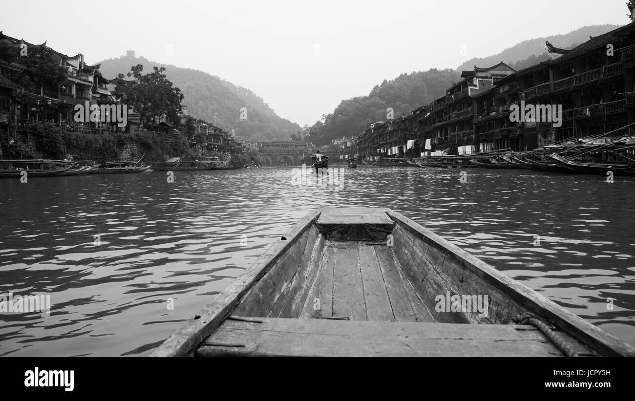 Foto su una barca nel fiume che attraversa Fenghuang città nella provincia del Hunan cina Foto Stock