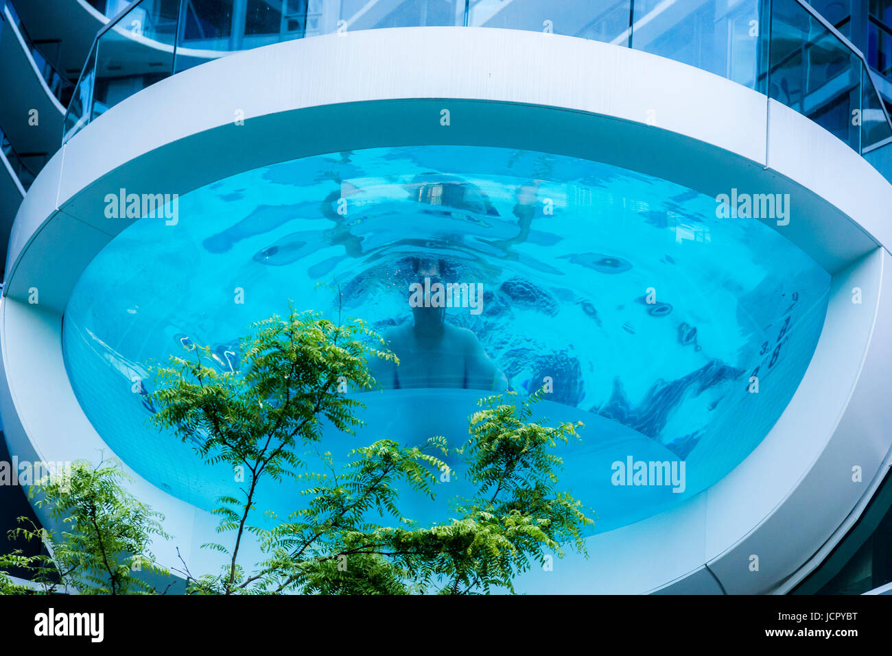 Col fondo di vetro, vedere attraverso la piscina, Yaletown, Vancouver, British Columbia, Canada. Foto Stock
