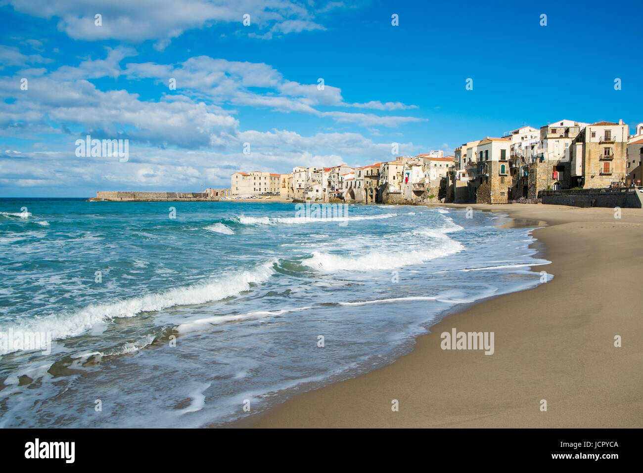 Vista di Cefalù centro storico dal mare, Sicilia, Italia Foto Stock