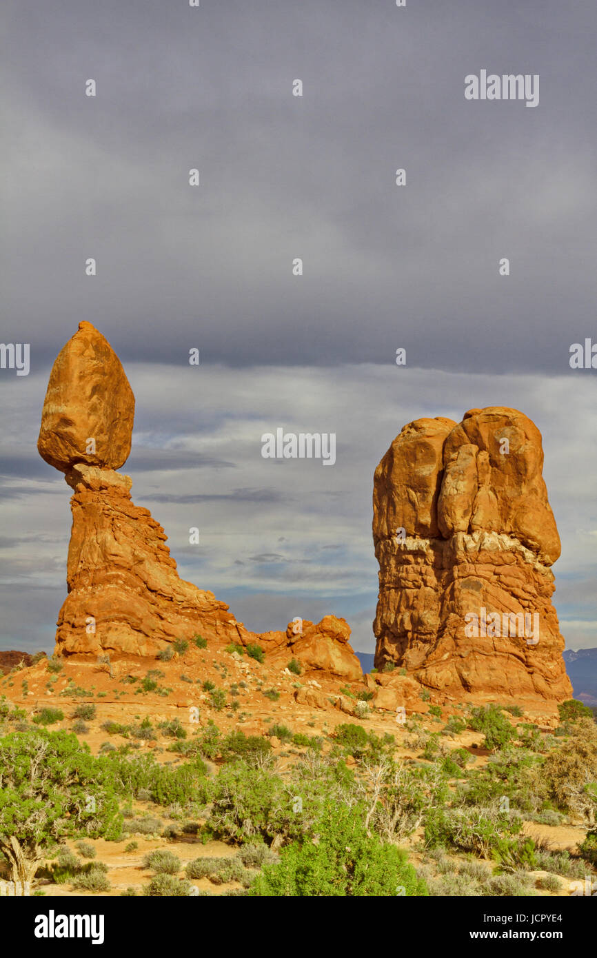 Roccia equilibrato, iconico pietra arenaria naturale formazione di roccia in Arches National Park nello Utah. Caratteristica sembra sfidare la forza di gravità sul suo piedistallo di erosione. Foto Stock